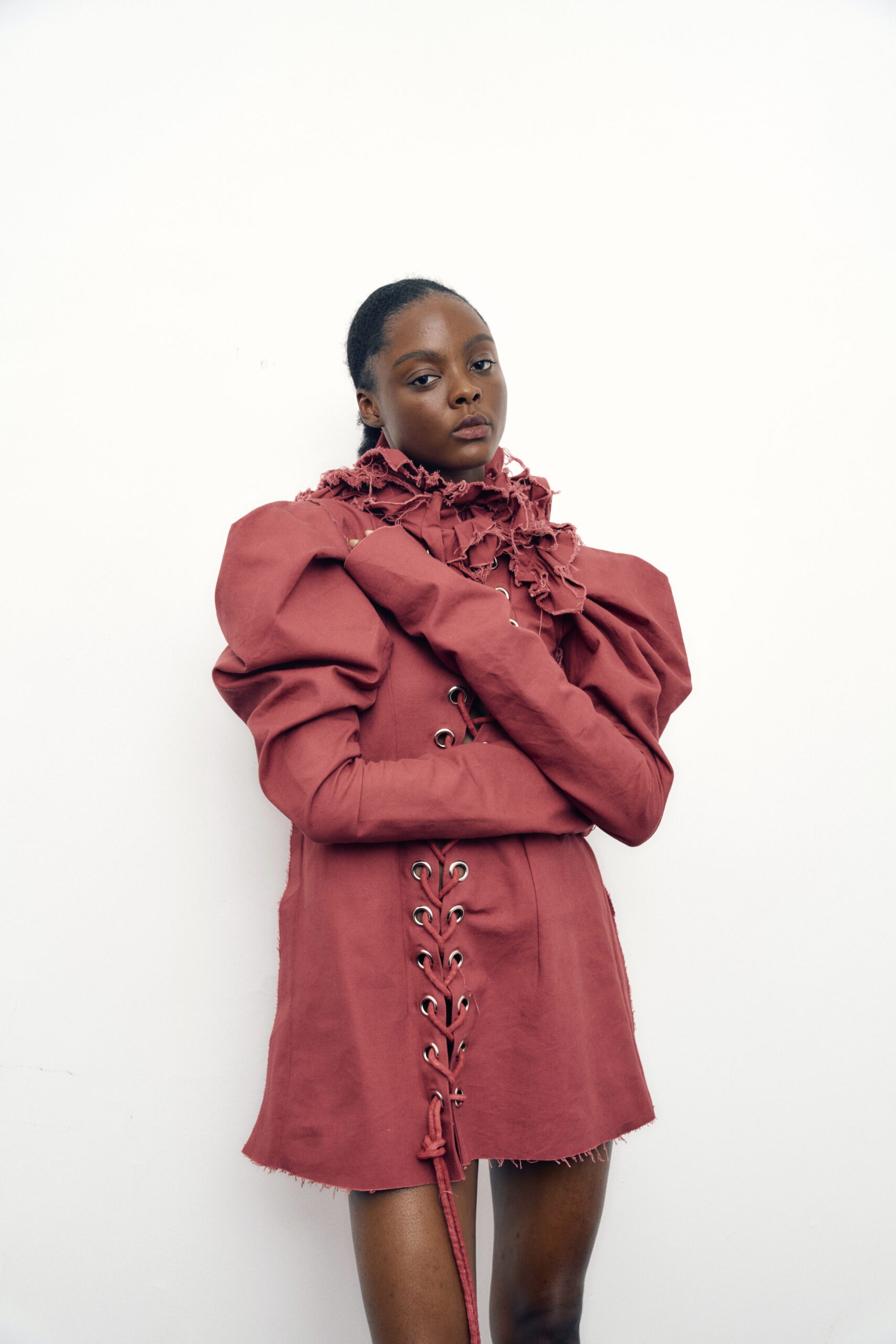 Vestido corto bordó Invocatoria